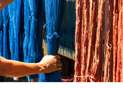 Fil de tissu colorés bleu et rouge
