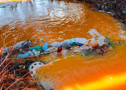 Eau pollué avec pleins de déchets