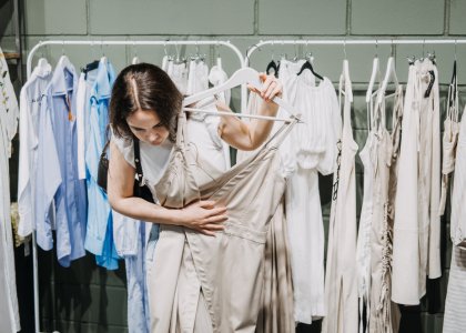 Une femme choisissant des vêtements 