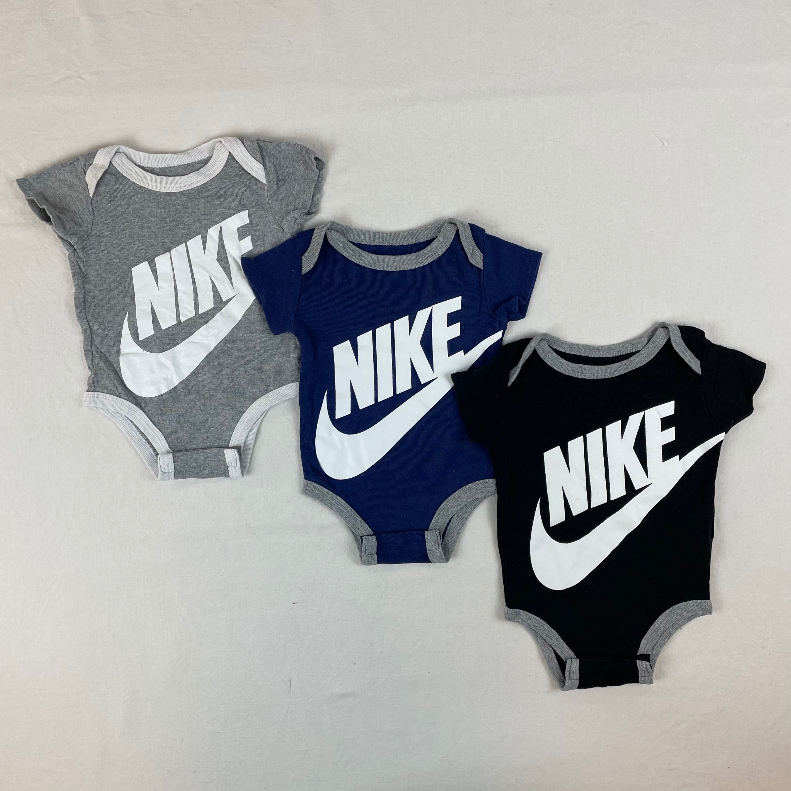 3 bodies - Nike - 6M